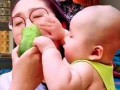 萌娃吃瓜搞笑制作视频,萌态百出笑翻众人