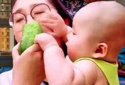 萌娃吃瓜搞笑制作视频,萌态百出笑翻众人