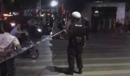 警察聚集吃瓜视频真实,揭秘警察集体围观吃瓜背后的真相