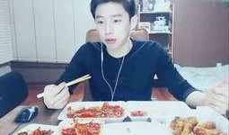 吃瓜主播不吃饭的视频,揭秘幕后生活真相