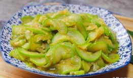 河南女人吃生茄瓜视频,传统美食新吃法引网友热议