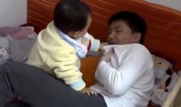 爸爸带孩子吃瓜视频,欢乐亲子时光温馨上演