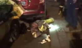 大爷车祸吃瓜视频播放,这瓜真香！