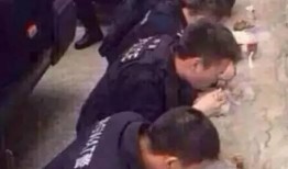 警察聚集吃瓜视频真实,揭秘警察集体围观吃瓜背后的真相