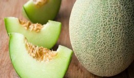 小朋友吃切好的哈密瓜视频,小朋友欢乐品尝切好哈密瓜瞬间