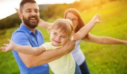 爸爸带孩子吃瓜视频,欢乐亲子时光温馨上演