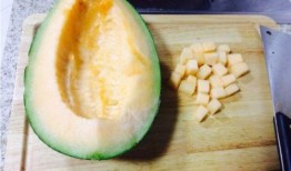 小朋友吃切好的哈密瓜视频,小朋友欢乐品尝切好哈密瓜瞬间