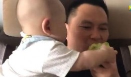 爸爸带孩子吃瓜视频,欢乐亲子时光温馨上演