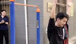 群众围观吃瓜的视频,揭秘网络热传视频背后的故事