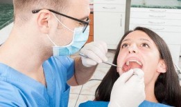 拔牙吃瓜的视频播放,牙痛也能如此欢乐？