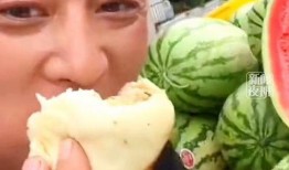阿姨吃瓜的视频,太接地气了！