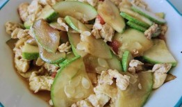 黄秋瓜炒鸡蛋可以吃吗视频,黄秋瓜炒鸡蛋，营养搭配新尝试